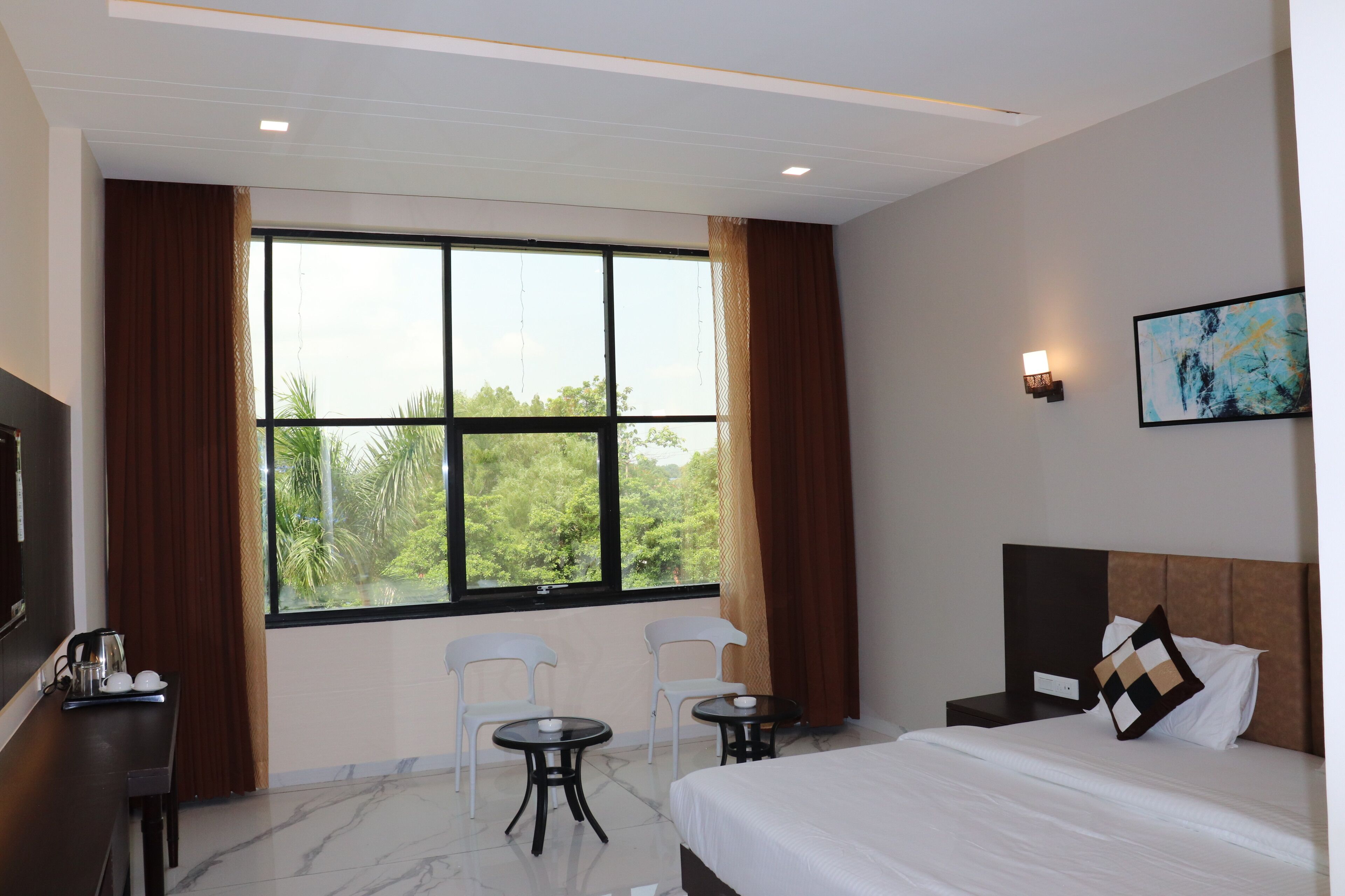 Honeymoon-Studiosuite | Wohnbereich | 32-Zoll-LED-Fernseher mit Kabelempfang, Fernseher, Kamin