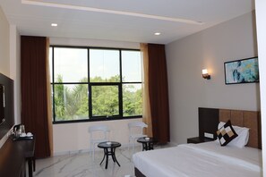 蜜月开间套房 | 起居区 | 32-英寸LED 电视（配备有线频道）、电视、壁炉