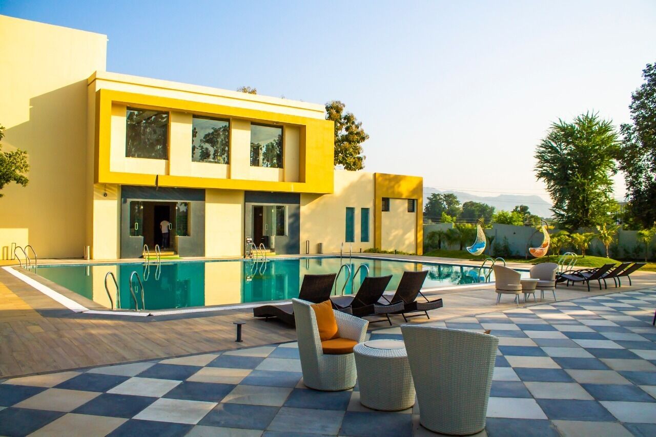 12 outdoor pools