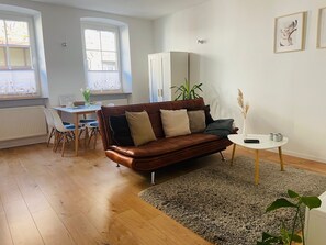 Fernseher, DVD-Player, Bücher, Musikbibliothek