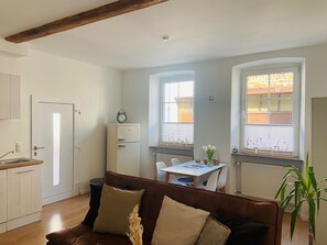 TV, DVD player, books, music library - Ferienwohnung Zur Alten Schmiede (Winningen)