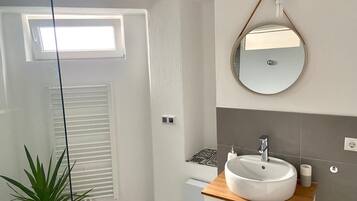 Dusche, Haartrockner, Handtücher, Seife