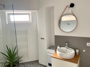 Een douche, een haardroger, handdoeken, zeep