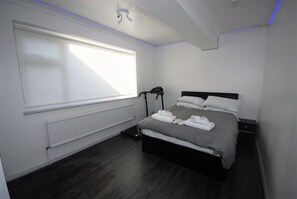 5 bedrooms, iron/ironing board, WiFi, bed sheets