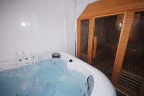 Indoor spa tub