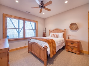 3 bedrooms, desk, iron/ironing board, free WiFi