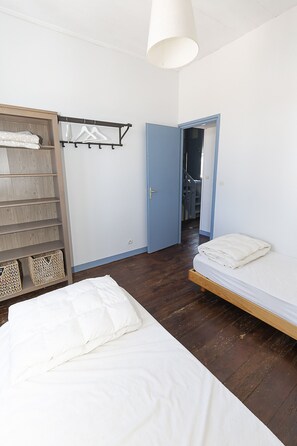 3 Schlafzimmer, Bügeleisen/Bügelbrett