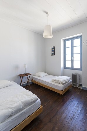 3 chambres, fer et planche à repasser