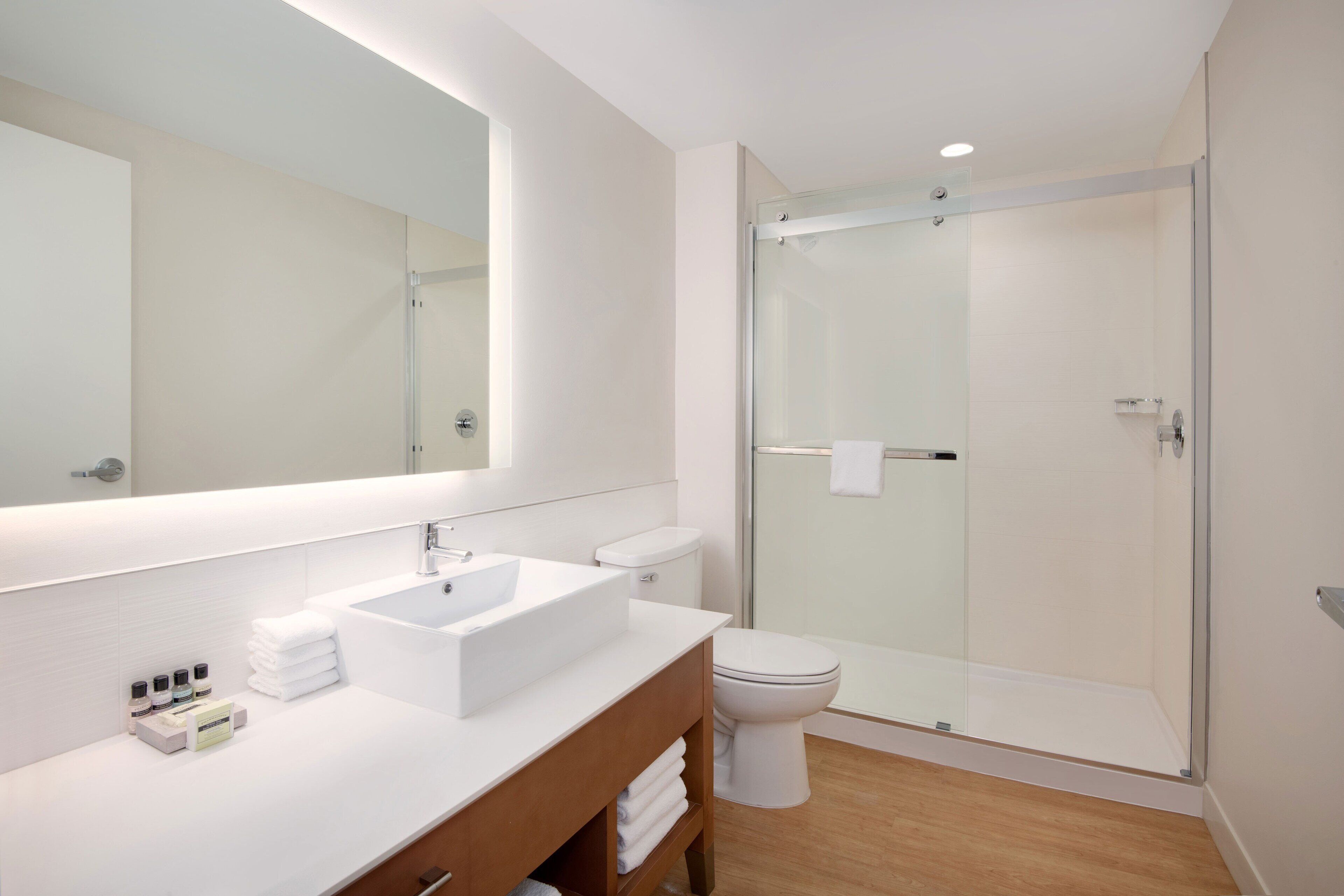 shower, hydromassage showerhead, free toiletries, hair dryer