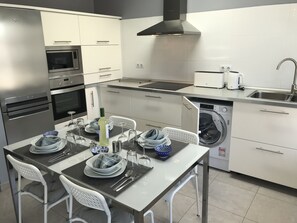 Een koelkast, een microgolfoven, een oven, een kookplaat