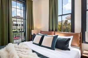 9 Schlafzimmer, Schreibtisch, Bügeleisen/Bügelbrett, Reisekinderbett