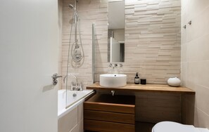 Duschwanne, Haartrockner, Bidet, Handtücher