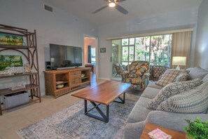 Televisión, reproductor de DVD y oficina 