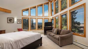 5 slaapkamers, een bureau, een strijkplank/strijkijzer, gratis wifi