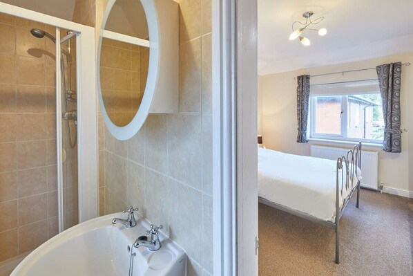 Shower, hair dryer, towels, toilet paper - Host & Stay | The Limes (Harrogate)