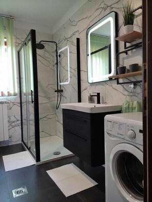 Badewanne, Haartrockner, Handtücher