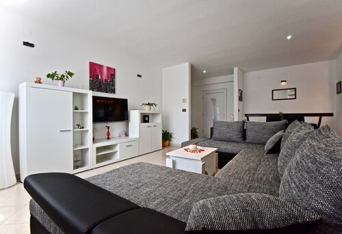 Relaxing rural apartment with playground and grill