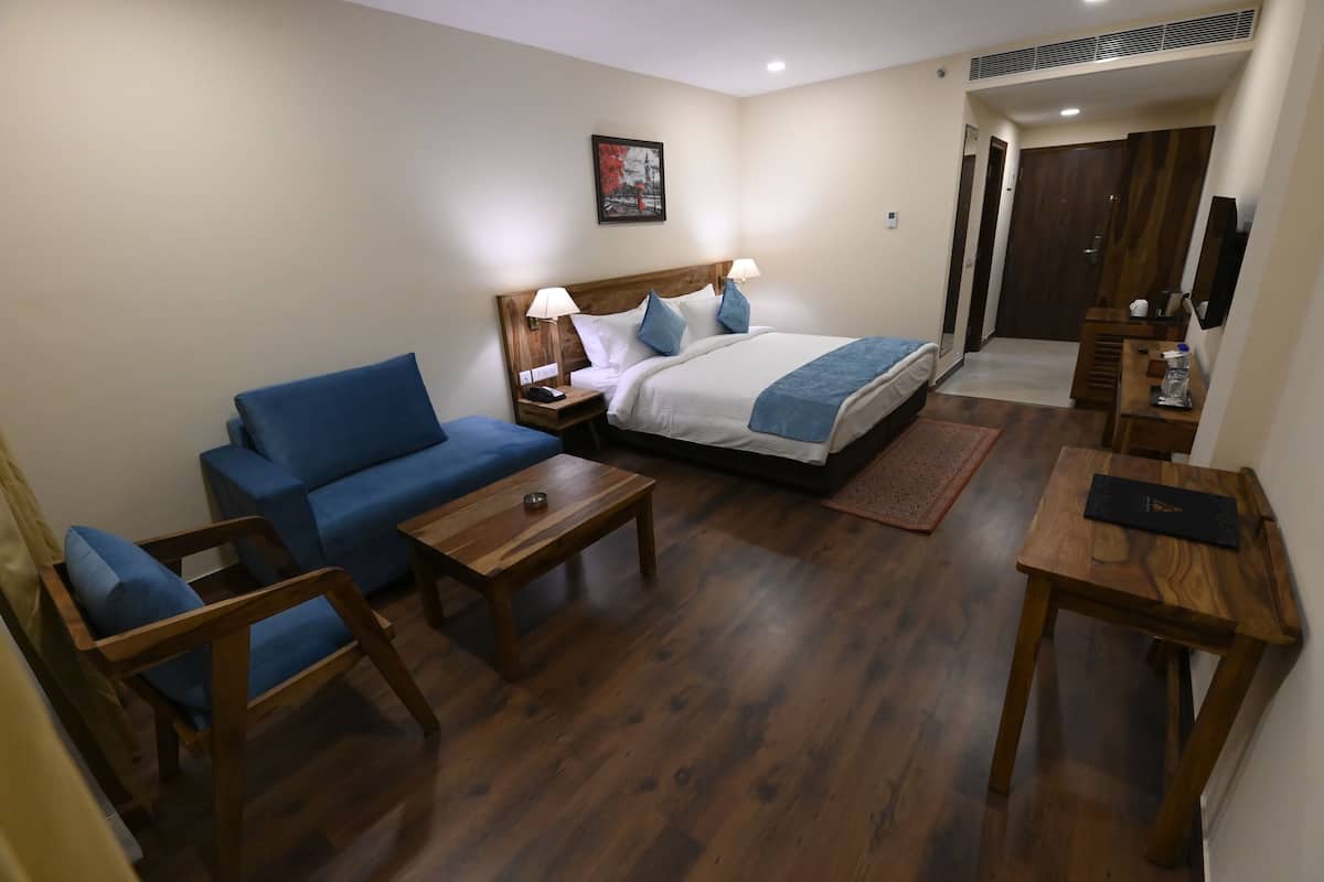 Minibar, caja de seguridad en la habitación y muebles diferentes