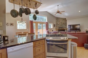 Townhome, 6 Bedrooms | Private kitchen | Fridge, oven, coffee/tea maker, toaster