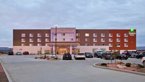 A Holiday Inn Express & Suites building with a parking lot full of cars. - Holiday Inn Express & Suites Green River by IHG (Green River)