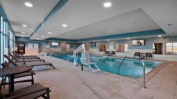 Kolam renang indoor, dengan kursi berjemur