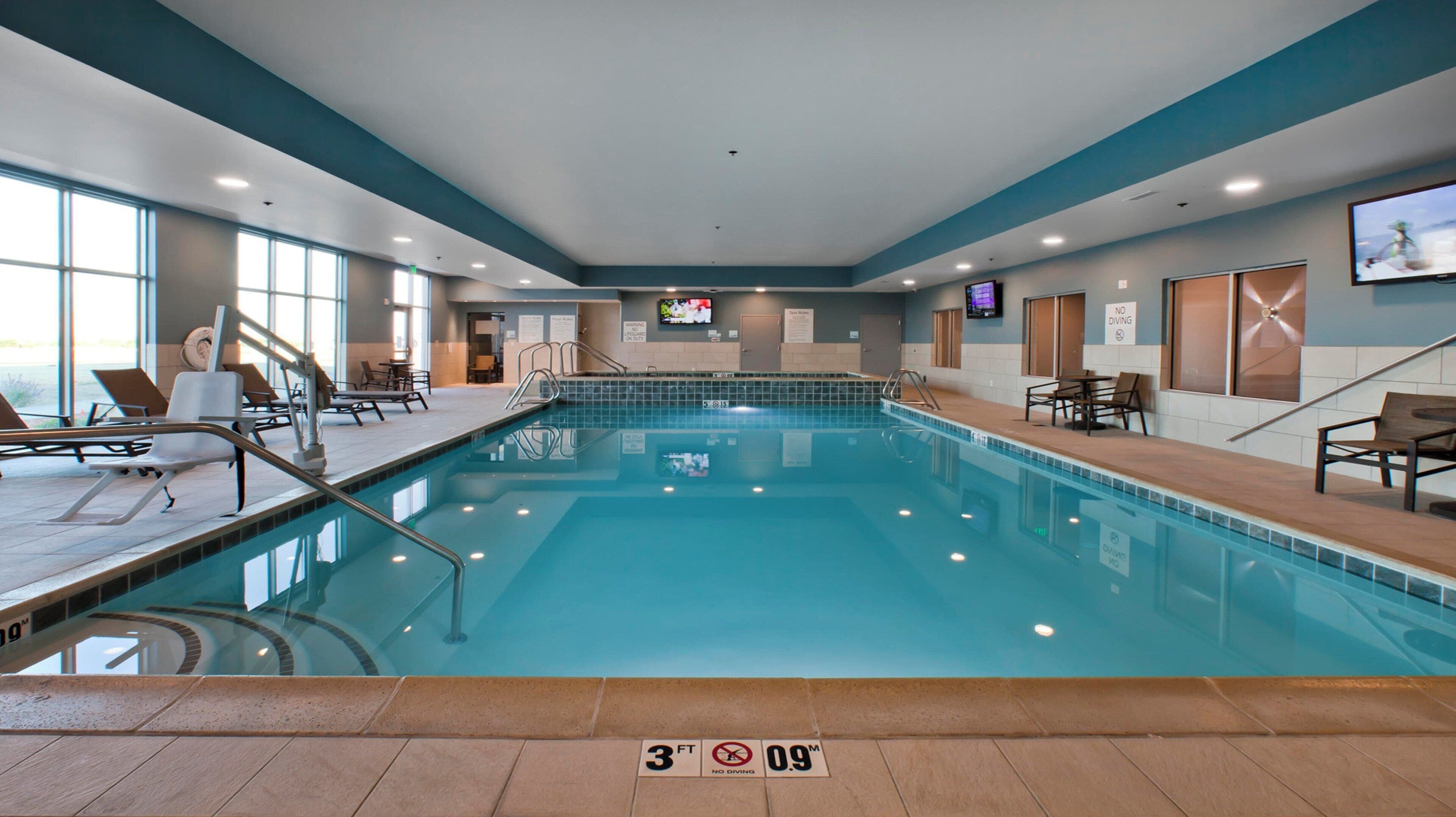 Indoor pool, sun loungers