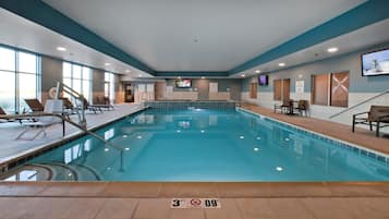 Indoor pool, sun loungers