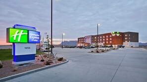 A Holiday Inn Express & Suites building with a parking lot and a sign indicating the address 1050. - Holiday Inn Express & Suites Green River by IHG (Green River)
