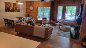 Televisor intel·ligent, llar de foc, llibres i videoteca 