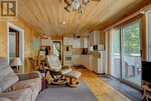 Fernseher, DVD-Player, Bücher