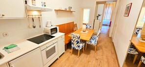 Réfrigérateur, micro-ondes, plaque de cuisson, lave-vaisselle