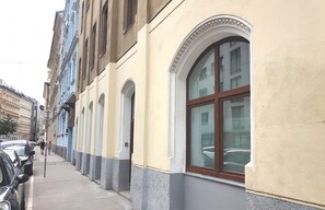 Une vue de rue avec des voitures garées et des bâtiments.