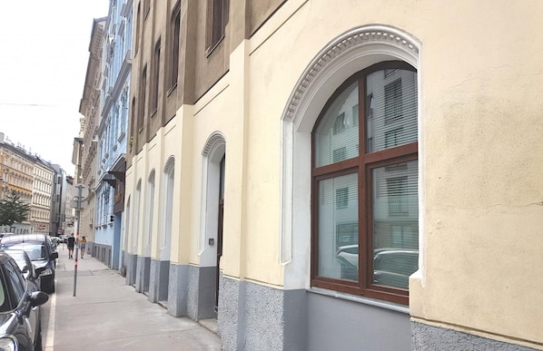 A street view with parked cars and buildings. - Two bedroom Apartment Pramergasse A31 (Vienna)