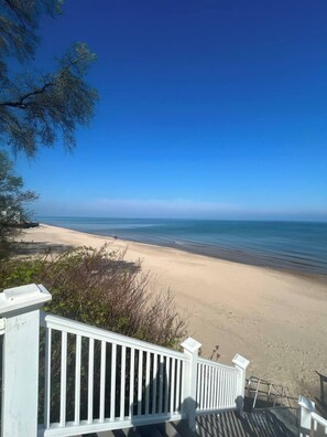 Beach nearby, sun-loungers, beach towels