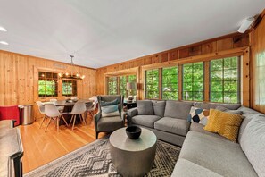 Una Smart TV, una chimenea