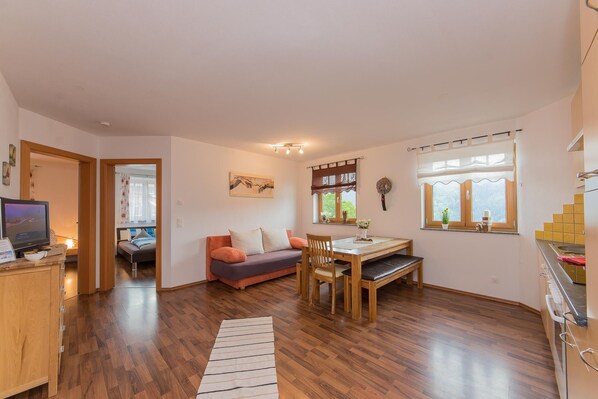 Appartement, 2 slaapkamers | Woonruimte | Een flatscreentelevisie