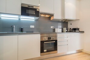 Réfrigérateur, micro-ondes, four, plaque de cuisson