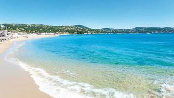 En la playa, sillas reclinables de playa
