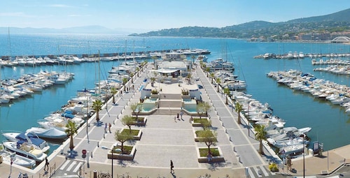 Villa med fantastisk utsikt, 1,5 km fra stranden og sentrum, nær Saint Tropez.