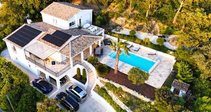 Superb Villa with stunning views of the Sea & Hills at 1.5km from the beach