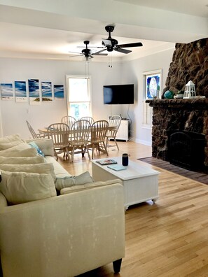 Smart TV, fireplace, books - Shore Beats Work-ING! Beach:3 Minute Walk-6 Houses Summer Weekly Getaway Hot Tub (Point Pleasant Beach)