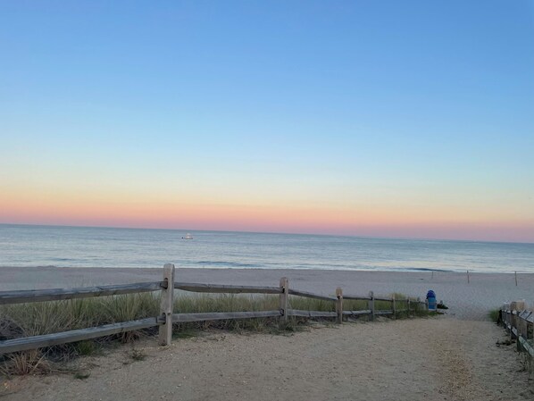 Sun loungers - Shore Beats Work-ING! Beach:3 Minute Walk-6 Houses Summer Weekly Getaway Hot Tub (Point Pleasant Beach)
