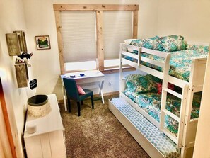 3 間睡房、書桌、熨斗/熨衫板、可攜式嬰兒床