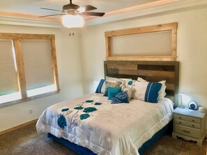 3 bedrooms, desk, iron/ironing board, travel cot - Donnelly Cabin w/ Fast WiFi, Close to Lake Cascade (Donnelly)