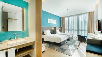 智能雙床房 | 迷你吧贈品、房內夾萬、遮光窗簾/窗簾、隔音