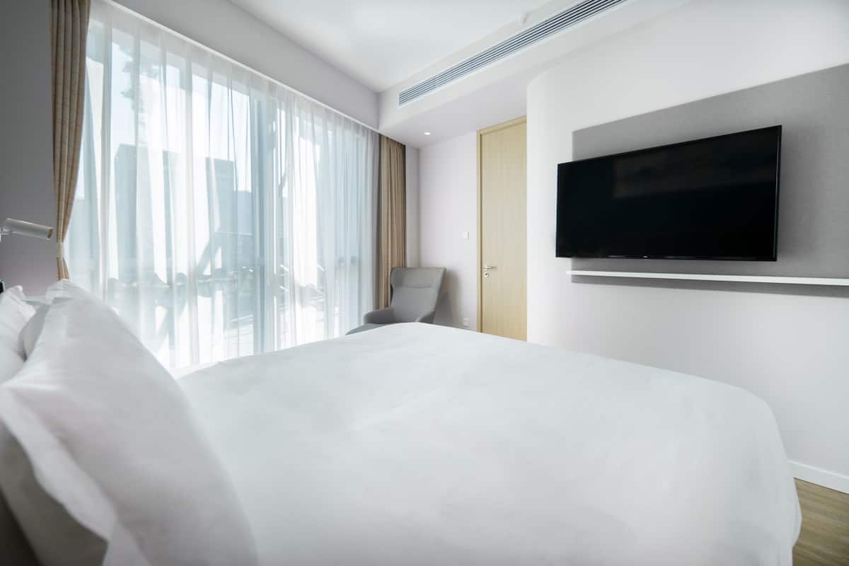 Suite, 1 King Bed | Free minibar, in-room safe, blackout drapes, soundproofing