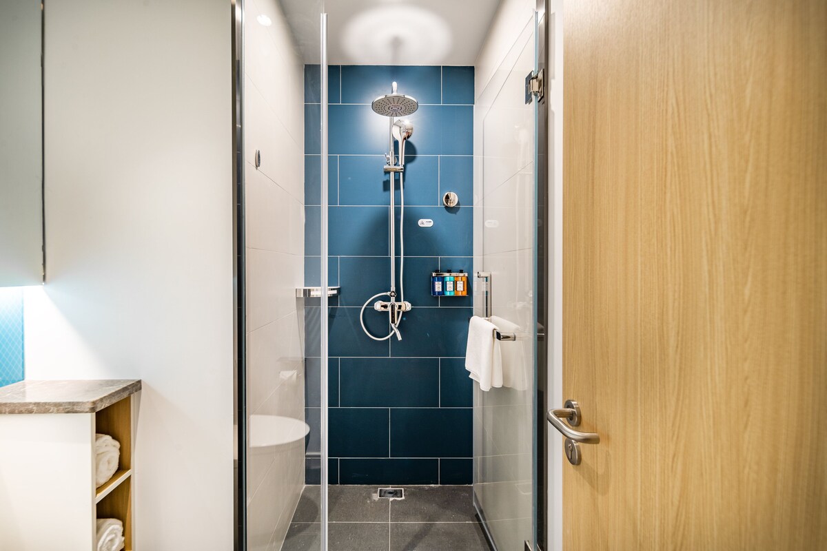 Free minibar, in-room safe, blackout curtains, soundproofing
