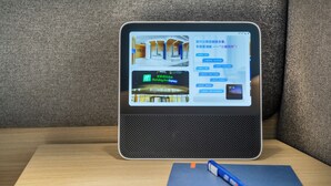 Una tableta mostrando una interfaz de reserva de hotel con la distribución de una habitación y sus servicios.