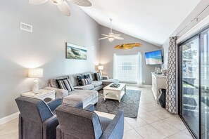 Living area - Seascape ~ Overlooks Community Pool ~ Golf Cart (Miramar Beach)