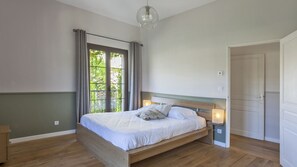 2 chambres, fer et planche à repasser, Wi-Fi, draps fournis
